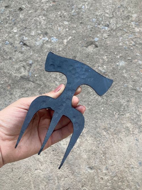 Garra Artesanal Tridente, em aço carbono, fabricada à mão brut forje - Faca Mineira