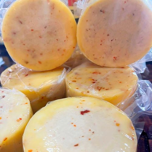 Kit Queijo Artesanal Mantiqueira de Minas Pimenta  - Queijaria Almeida Guimarães - 10Kg (20 unidades de 500g cada)