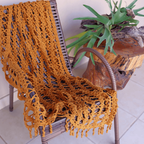Manta de sofá/Peseira de cama em Crochê rede na cor caramelo - Modo Crochê - 1 peça