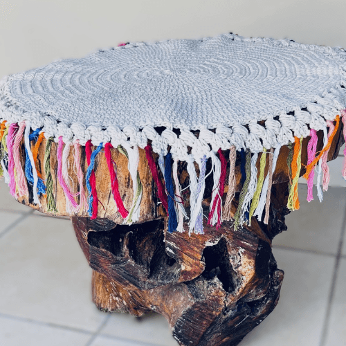 Toalha de Mesa Redonda com Franjas Coloridas - 63cm de Diâmetro - Modo Crochê - Unidade